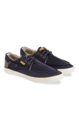 Zapato náutico azul marino de lona con cordones, suela blanca y detalles en marrón.
