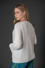 Sweater celeste de lana y viscosa, de corte holgado, con cuello redondo y bolsillos frontales.