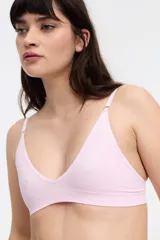 Bralette blanco de microfibra seamless con escote en V y diseño de olas. Sin copa ni aro, con breteles ajustables y cierre trasero de tres posiciones.