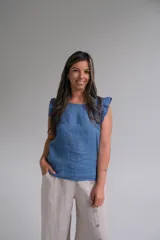 Musculosa azul jean con volados en los hombros y botones de nácar en la espalda.