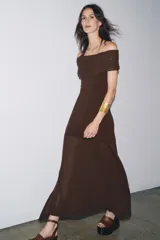 Vestido midi marrón de punto, con escote recto con hombros descubiertos y manga corta con frunces.