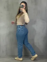 Pantalón de jean celeste de corte recto y tiro alto.