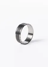 Anillo plateado de acero quirúrgico con diseño labrado estilo vintage.
