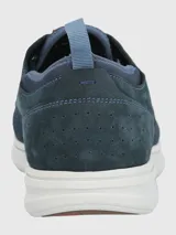Zapatilla urbana Hush Puppies modelo Port, color tostado, con capellada de cuero y malla, cordones y suela con tecnología ZeroG de EVA.