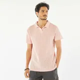 Remera color rosa de punto gofrado con cuello polo y mangas cortas.