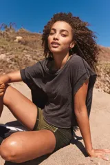 Remera corta gris de calce holgado con espalda abierta.