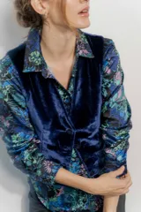 Chaleco de terciopelo azul con corte sastrero y botones al tono.