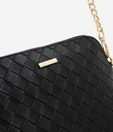 Cartera transversal pequeña color marrón con efecto tressê, cierre de cremallera y correa de cadena larga.