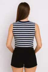 Musculosa blanca de algodón con cuello redondo y sisas anchas.