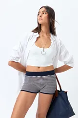 Short tejido a rayas horizontales en tonos beige y gris, con cintura ancha elastizada.