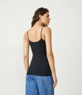 Musculosa básica de microfibra color negro, con breteles finos y escote redondo.