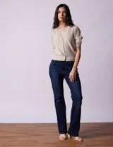 Cárdigan tejido color blanco, marca Tahari. Escote en V, manga corta abullonada con puño y abertura central con botones.