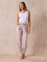 Pantalón de lino color amarillo con pretina ancha, pasadores y lazo de ajuste.