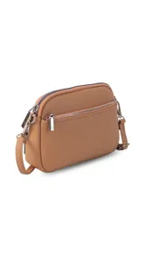 Bandolera pequeña color negro, de material símil cuero, con correa fina y herrajes plateados.