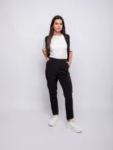 Pantalón de oficina negro con elástico en la cintura y bolsillos laterales, diseño ajustado.