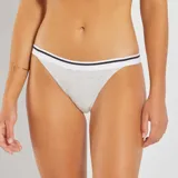 Pack de tres tangas de algodón en colores gris, negro y blanco, con bandas elásticas a rayas.