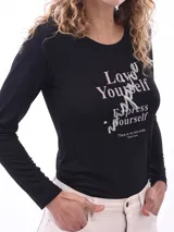Remera negra de manga larga con cuello redondo y estampado frontal con la frase "Love Yourself, Express Yourself. There is no one better, Take care".