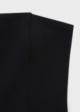 Vestido negro de fiesta, largo midi, con escote palabra de honor, corte ajustado en el busto y falda plisada con vuelo. Incluye forro interior y cierre lateral con cremallera.