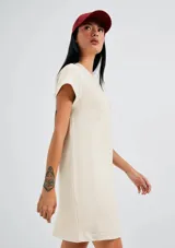 Vestido corto amarillo con cuello redondo, mangas cortas con dobladillo y bolsillo de parche en el pecho.