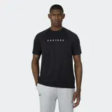 Remera deportiva negra de manga corta con mangas raglán y logo Castore estampado en el pecho.