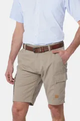 Bermuda cargo color gris oscuro, con bolsillos laterales y traseros con solapa. Incluye cinturón de cuero marrón.