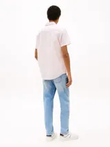 Camisa de manga corta Tommy Jeans de algodón y lino a rayas verticales color rosa.