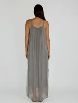 Vestido largo color crudo, de breteles finos y corte holgado.