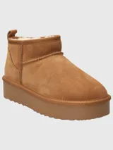 Botas cortas color marrón claro, con interior de piel sintética, plataforma y suela de goma.