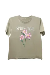 Remera holgada color oliva con estampado de flores en la parte frontal, de manga corta.