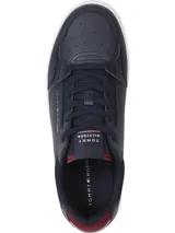 Zapatillas urbanas Tommy Hilfiger color azul marino, con cordones, suela blanca y detalles en rojo. Logo de la marca en el lateral y la lengüeta.