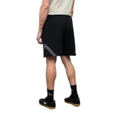 Bermuda deportiva Umbro de color negro, con cordón ajustable en la cintura y paneles laterales en gris.