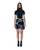 Short de denim de algodón con diseño bicolor con vetas y nubes contrastadas. Tiro medio/alto, calce relajado y largo medio. Paneles con costuras curvas que estilizan cadera y pierna. Incluye bolsillo trasero horizontal.