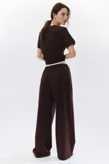 Pantalón marrón de punto de algodón, corte ancho, con cintura elástica y cordón de ajuste.