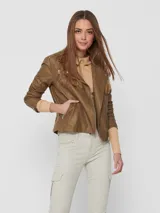 Chaqueta marrón de cuero sintético con corte biker, cierre asimétrico con cremallera, cuello con solapas y tachas decorativas.