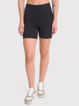 Calza corta deportiva negra de tiro alto, confeccionada en poliéster y spandex. Cuenta con banda de silicona para mayor sujeción, bolsillos laterales y certificación Bluesign.