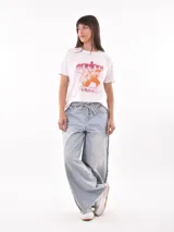 Remera blanca de algodón con estampado de limones y texto en azul.