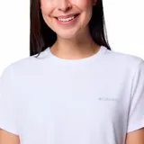 Remera blanca de manga corta con logo pequeño de la marca Columbia en el pecho.