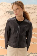 Chaqueta de cuero ovino color negro, con cierre frontal y diseño moderno.