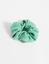 Scrunchie de tela color verde agua.