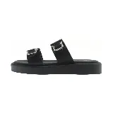 Sandalias negras con plataforma y dos tiras anchas con hebillas plateadas.