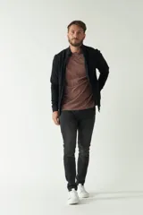 Campera negra de felpa con cierre frontal, bolsillos laterales, puños y logo bordado en el pecho.