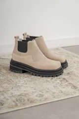 Botas Chelsea de cuero color marrón con paneles laterales elásticos negros y suela track de goma negra.