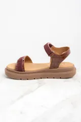 Sandalias de cuero marrón con tiras combinadas en cuero liso y con textura tipo cocodrilo.