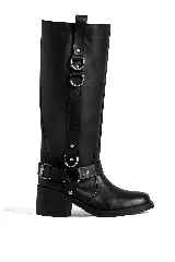 Bota de cuero negra de caña alta con hebillas y apliques metálicos.
