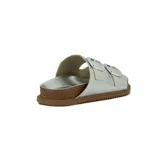 Sandalias plateadas con doble tira y hebillas metálicas ajustables.