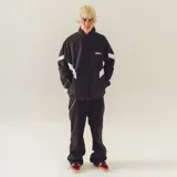 Campera negra de nylon con cierre frontal, cuello alto y puños elásticos. Presenta detalles de diseño en blanco en mangas y logo bordado en el pecho.