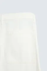 Pantalón de jean color blanco, corte recto, con bolsillos frontales y traseros, y cierre frontal con cremallera y botón.