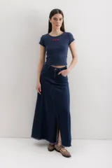 Falda larga de jean celeste, con corte sirena y abertura frontal.