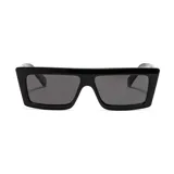 Lentes de sol unisex negros con marco rectangular grueso y lentes grises. Fabricados con plástico reciclado.