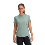 Remera deportiva negra de mujer con logo blanco en el pecho.